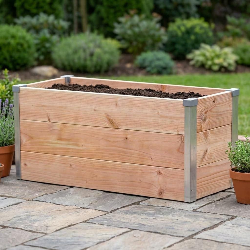 Jardinière en bois sur mesure posée sur une terrasse