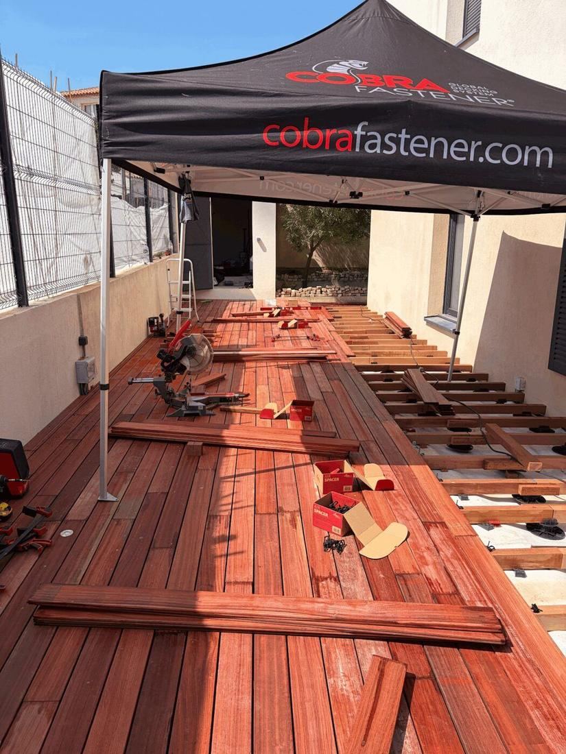 Chantier de terrasse bois avec les solutions de fixation Cobra Fastener