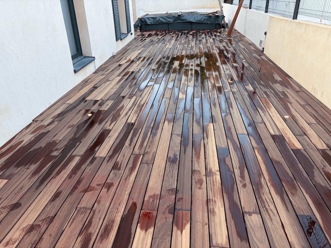 Brossage des lames d'une terrasse bois dans le sens des fibres