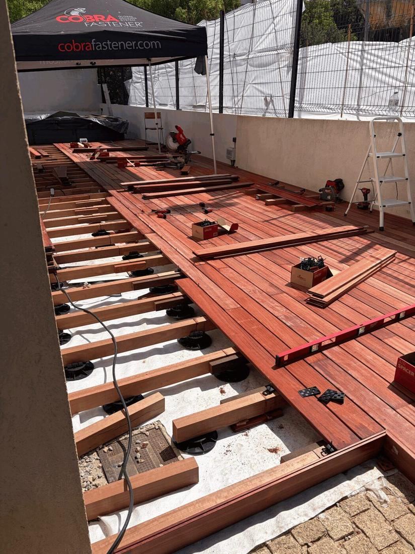 Ossature et lambourdes d'une terrasse bois alignées au niveau