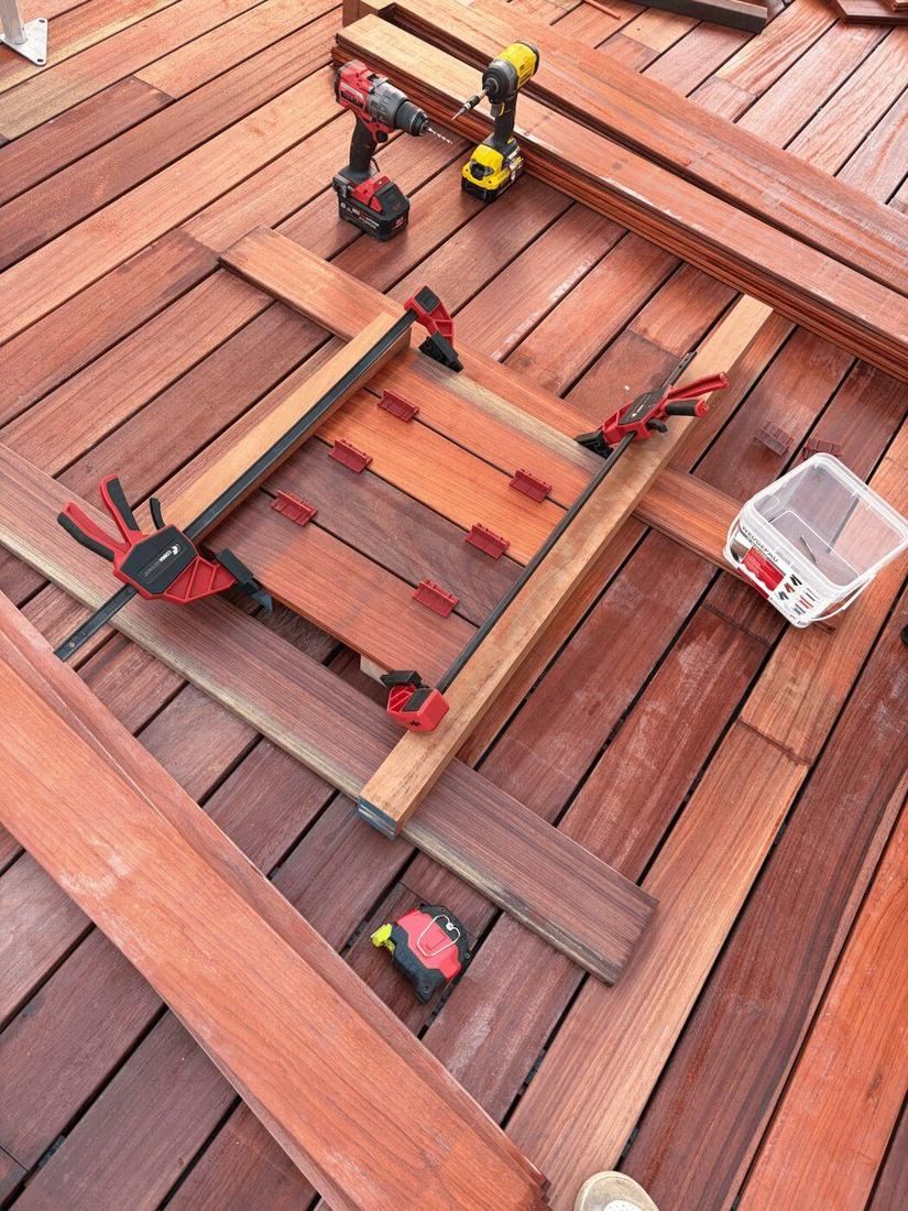 Pose et vissage des lames d'une terrasse en bois exotique