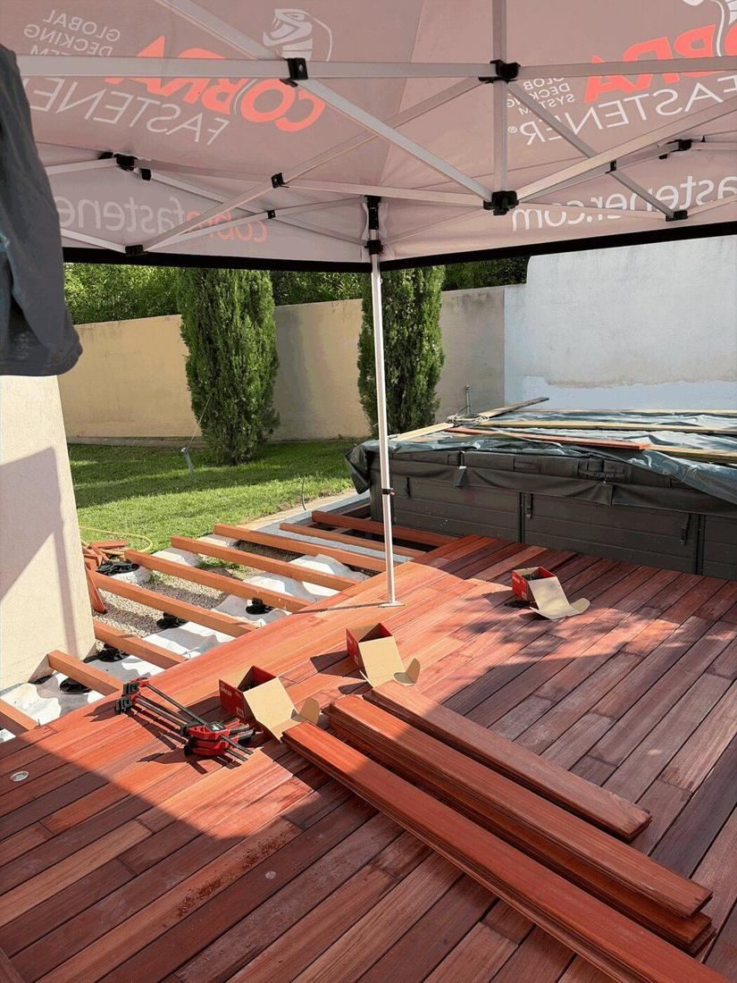 Chantier de terrasse bois : pose des lames sur ossature avec les fixations Cobra Fastener