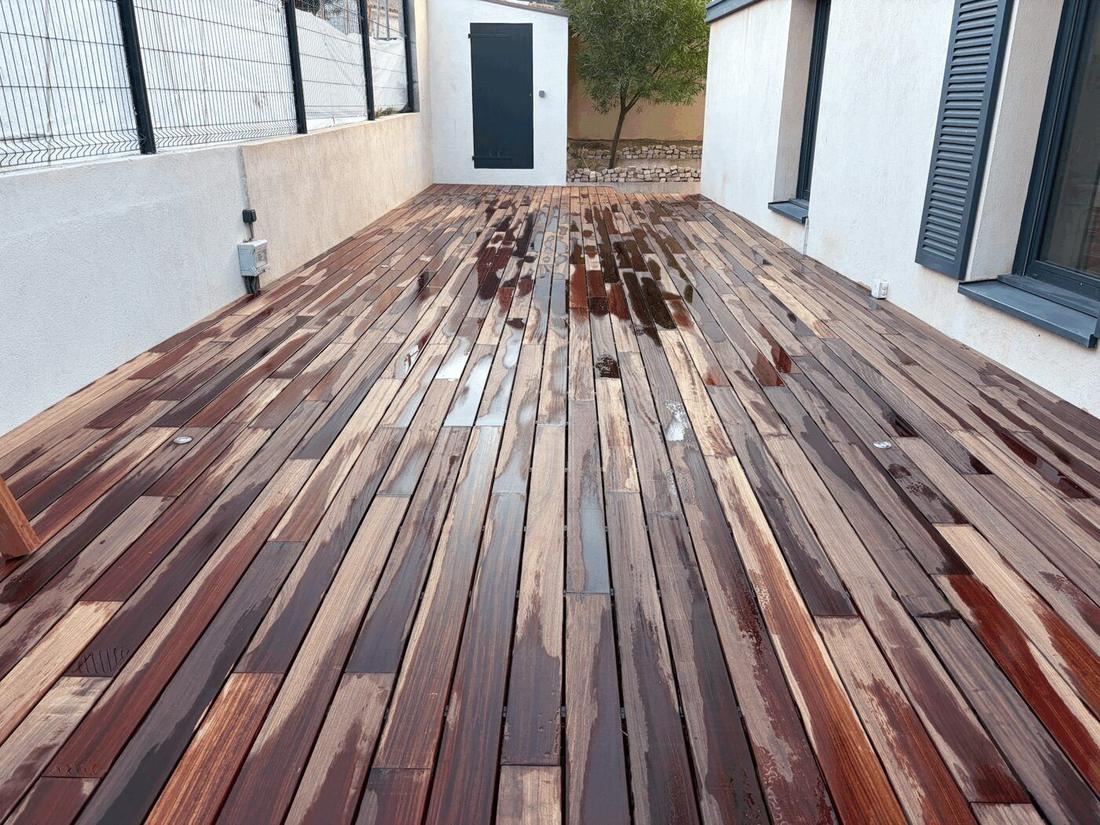 Terrasse en bois exotique terminée aux lames huilées