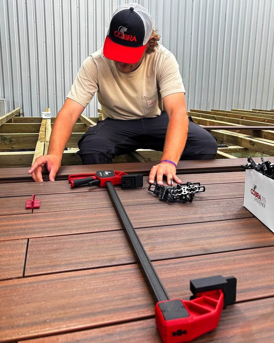 Pose de lames de terrasse composite avec fixations invisibles